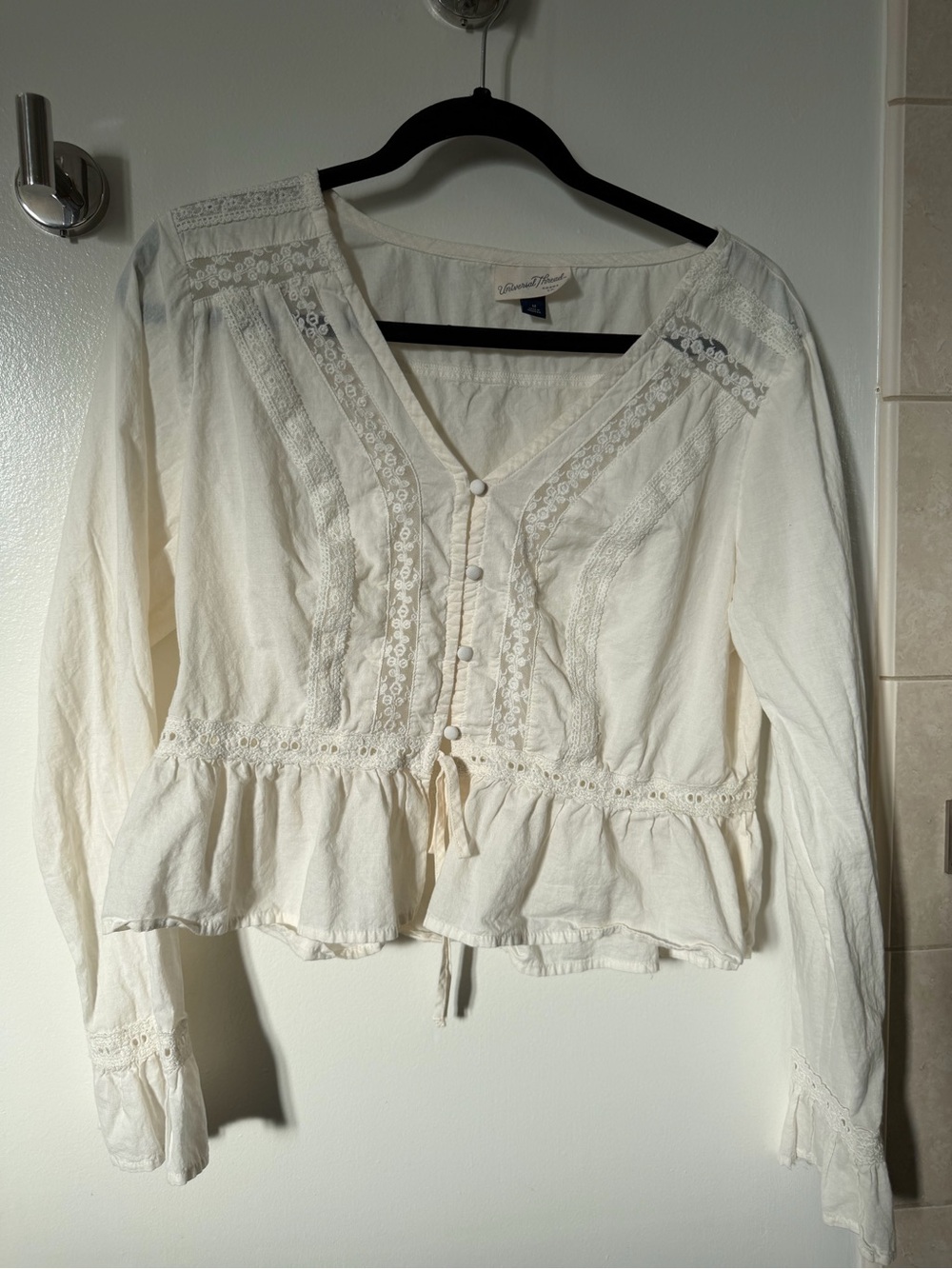 Universal Thread White Lace V-Neck Peplum Blouse | Medium